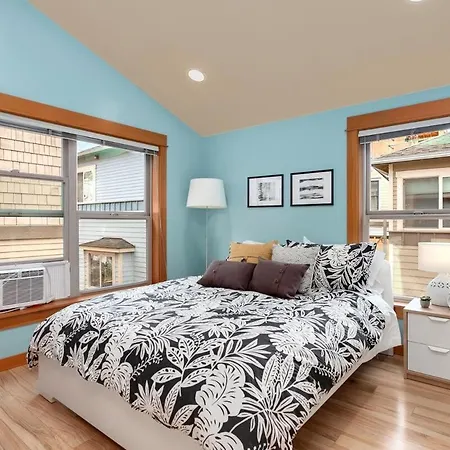 Modern Townhouse Near Dt Seattle & Stadium Parking